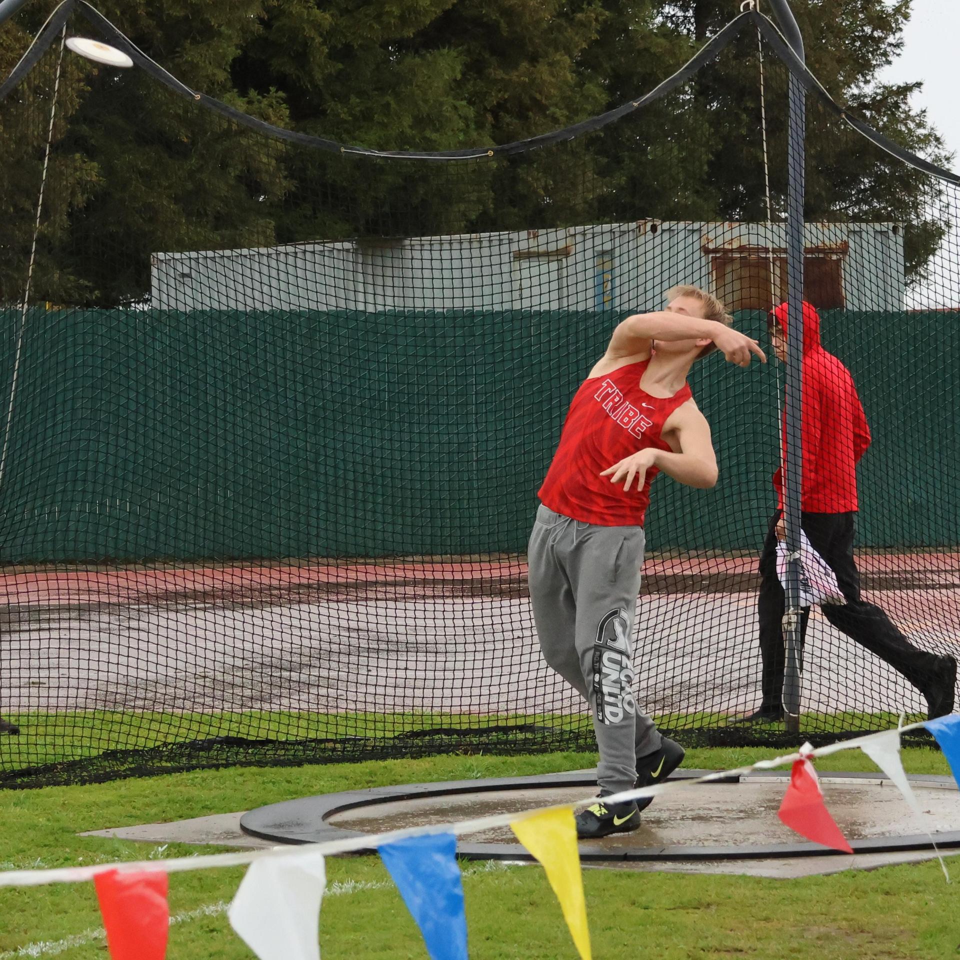 junior varsity boys throwing the discus