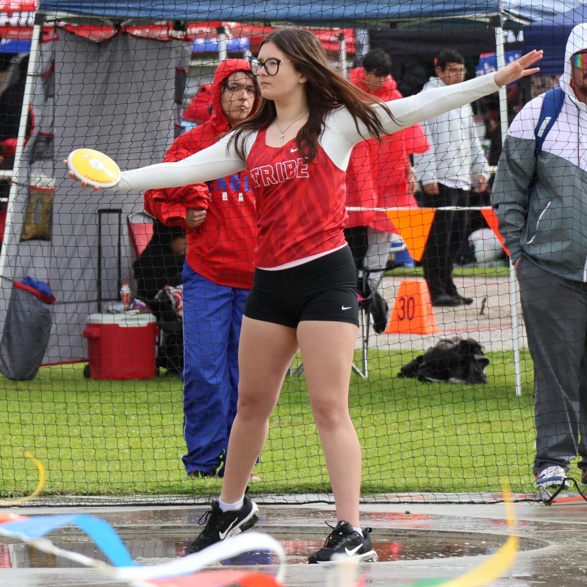 girls throwing the discus