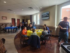 Table of 4th graders eating lunch.