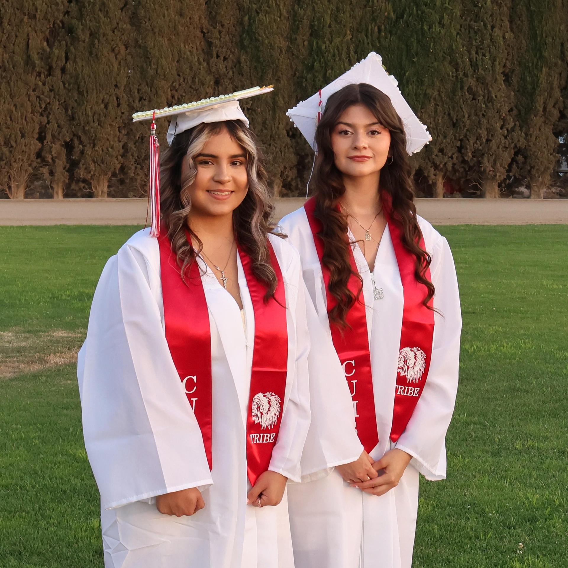 seniors posing together before walking in to graduation