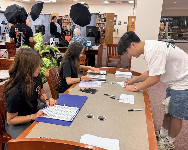 SPHS ASB students helping at registration day.