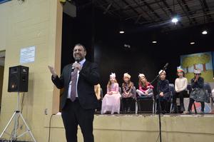 Rabbi Cohen speaks to the second grade and parents.
