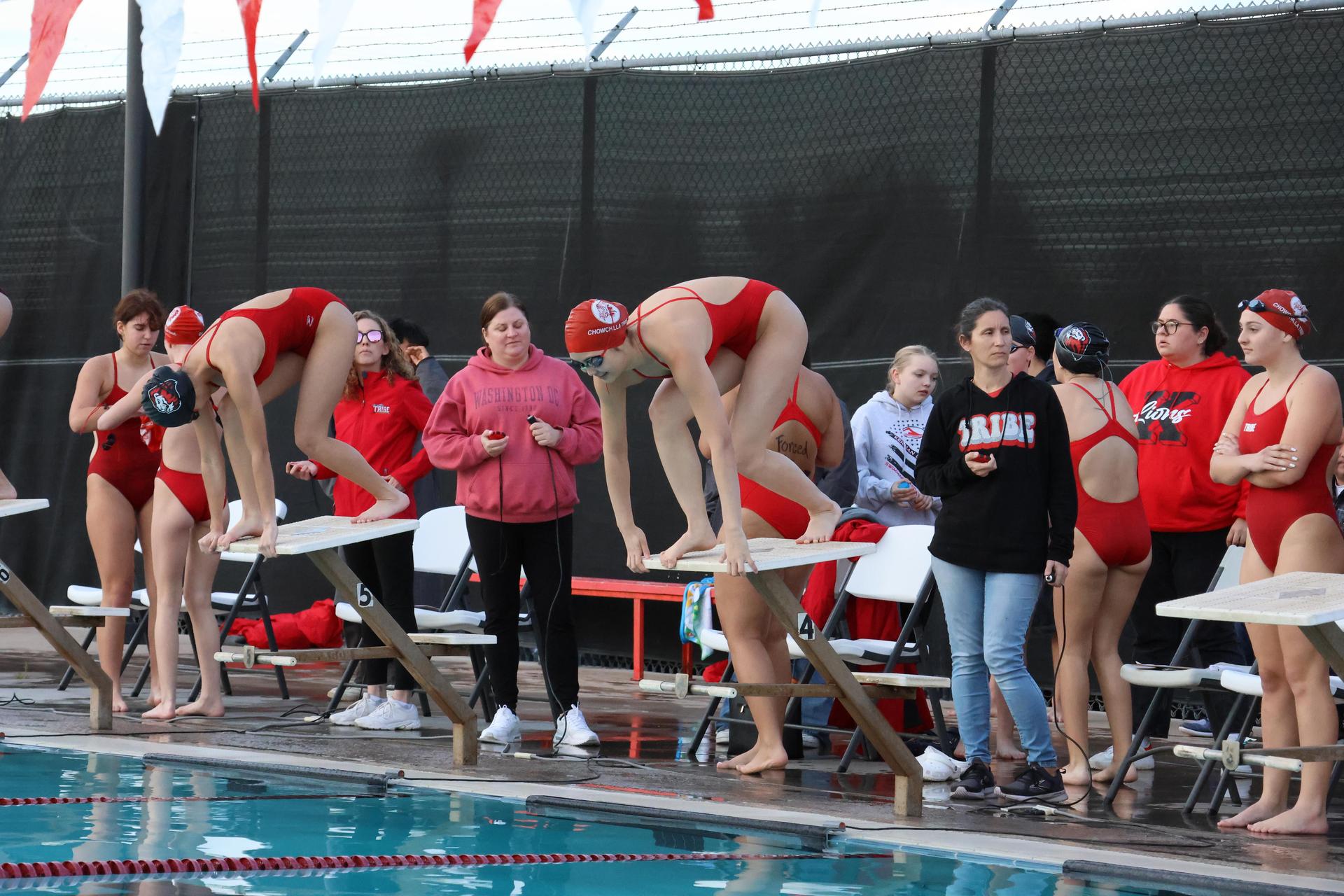 girls swimmers competing in the 400 free relay