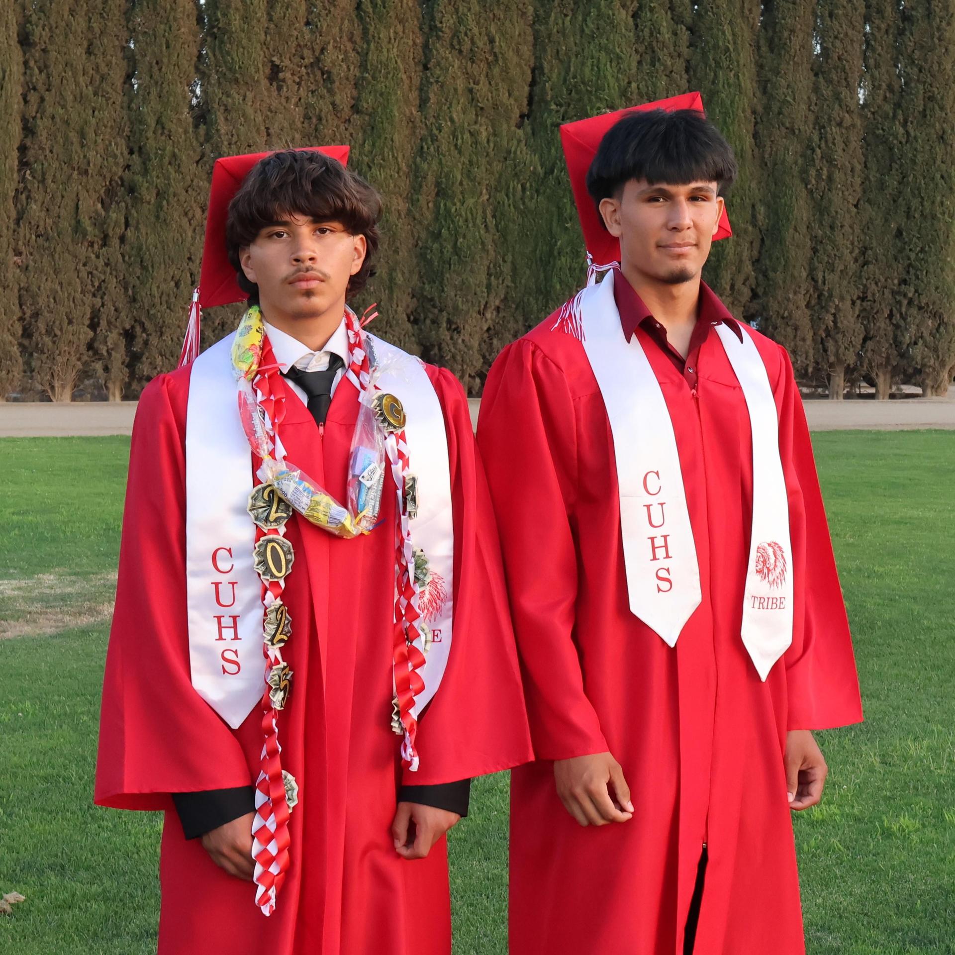 seniors posing together before walking in to graduation