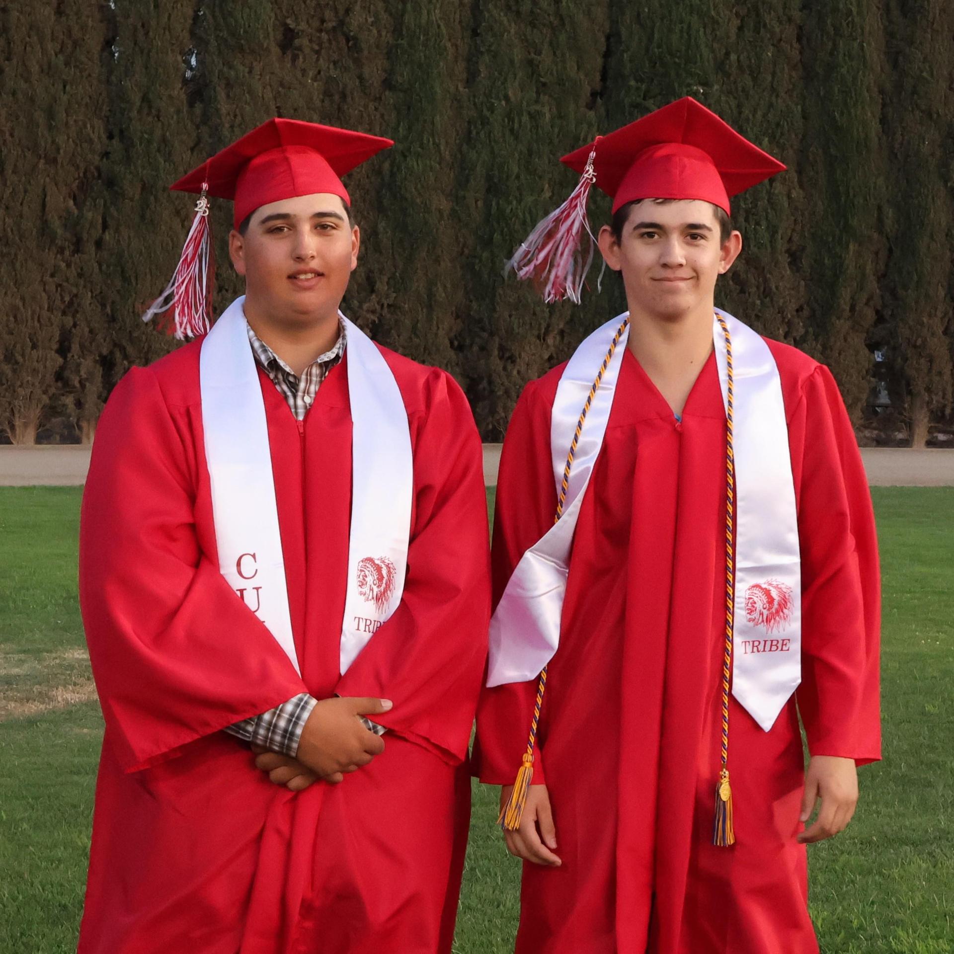 seniors posing together before walking in to graduation