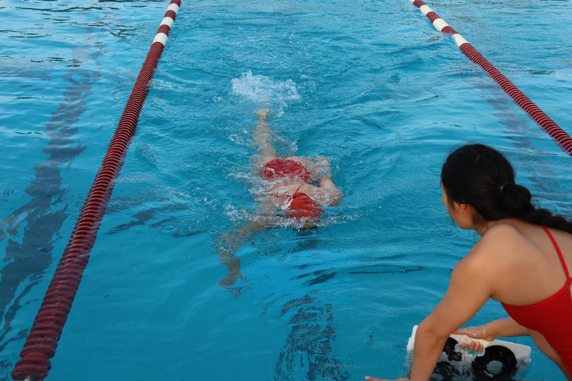 Lihna Song swimming