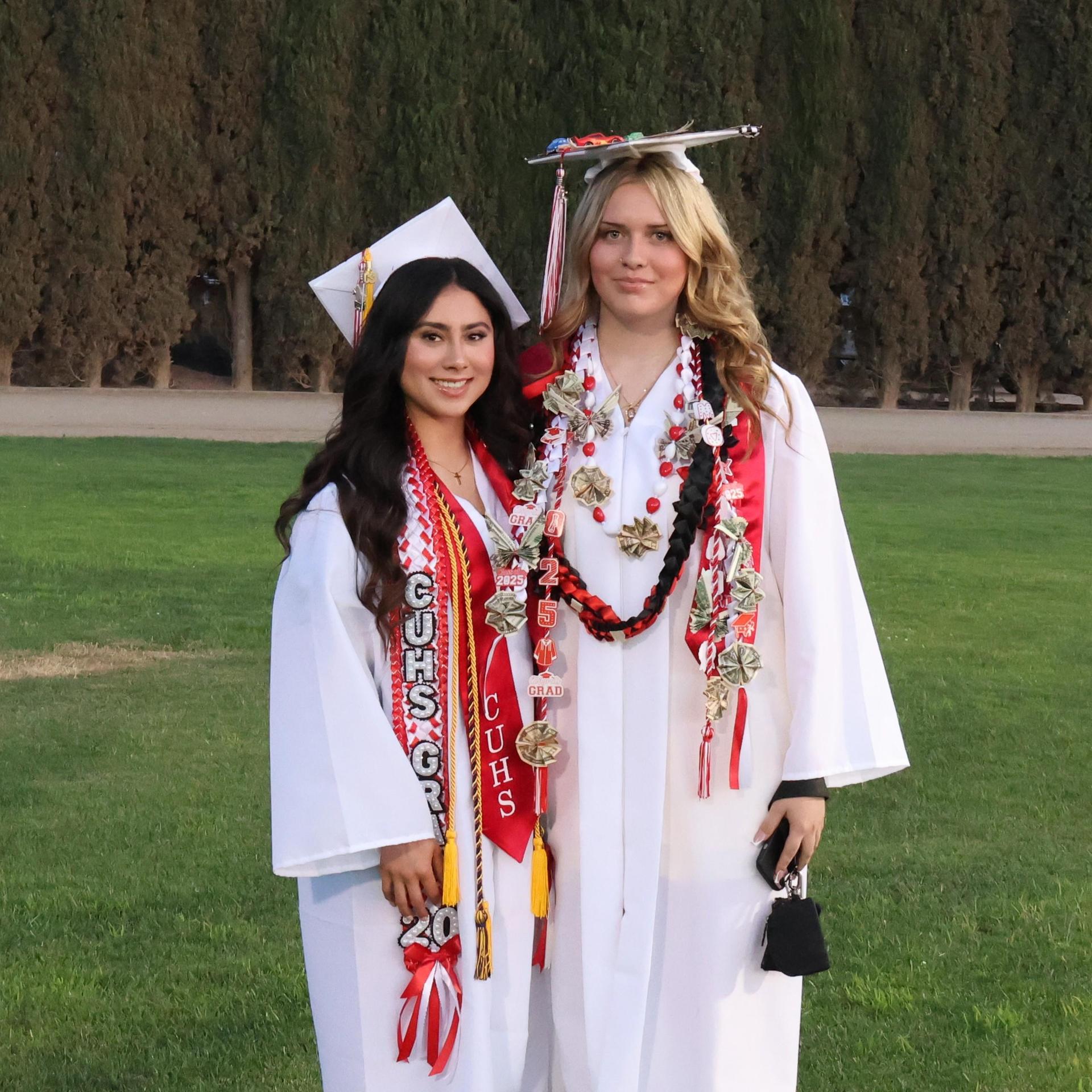seniors posing together before walking in to graduation