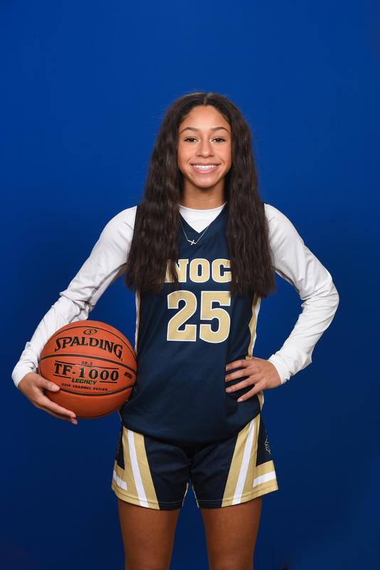 Senior basketball pic of Nina Shaw
