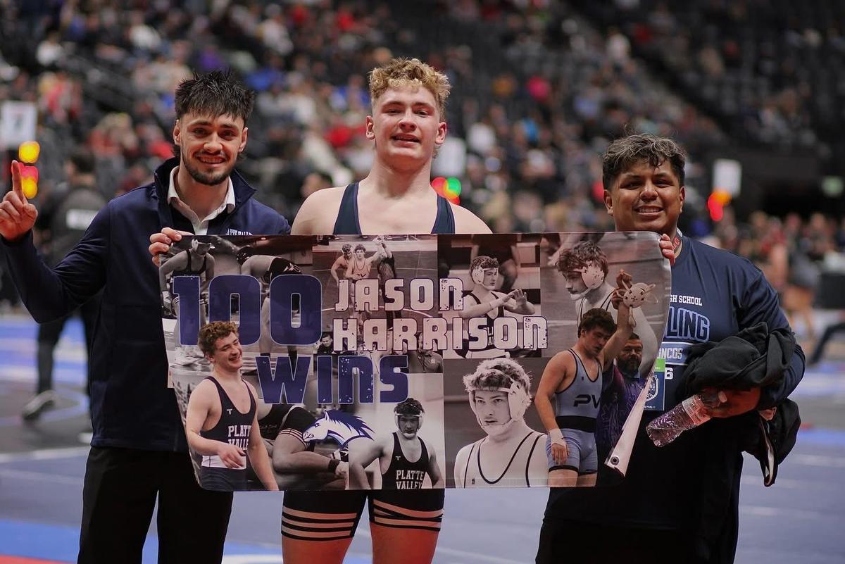 student gets 100th win at wrestling competititon