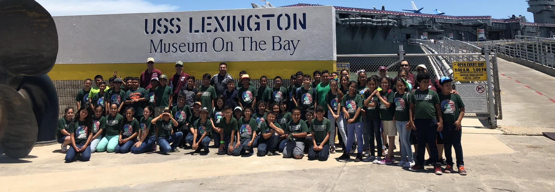 4th grade class picture in front of lexington