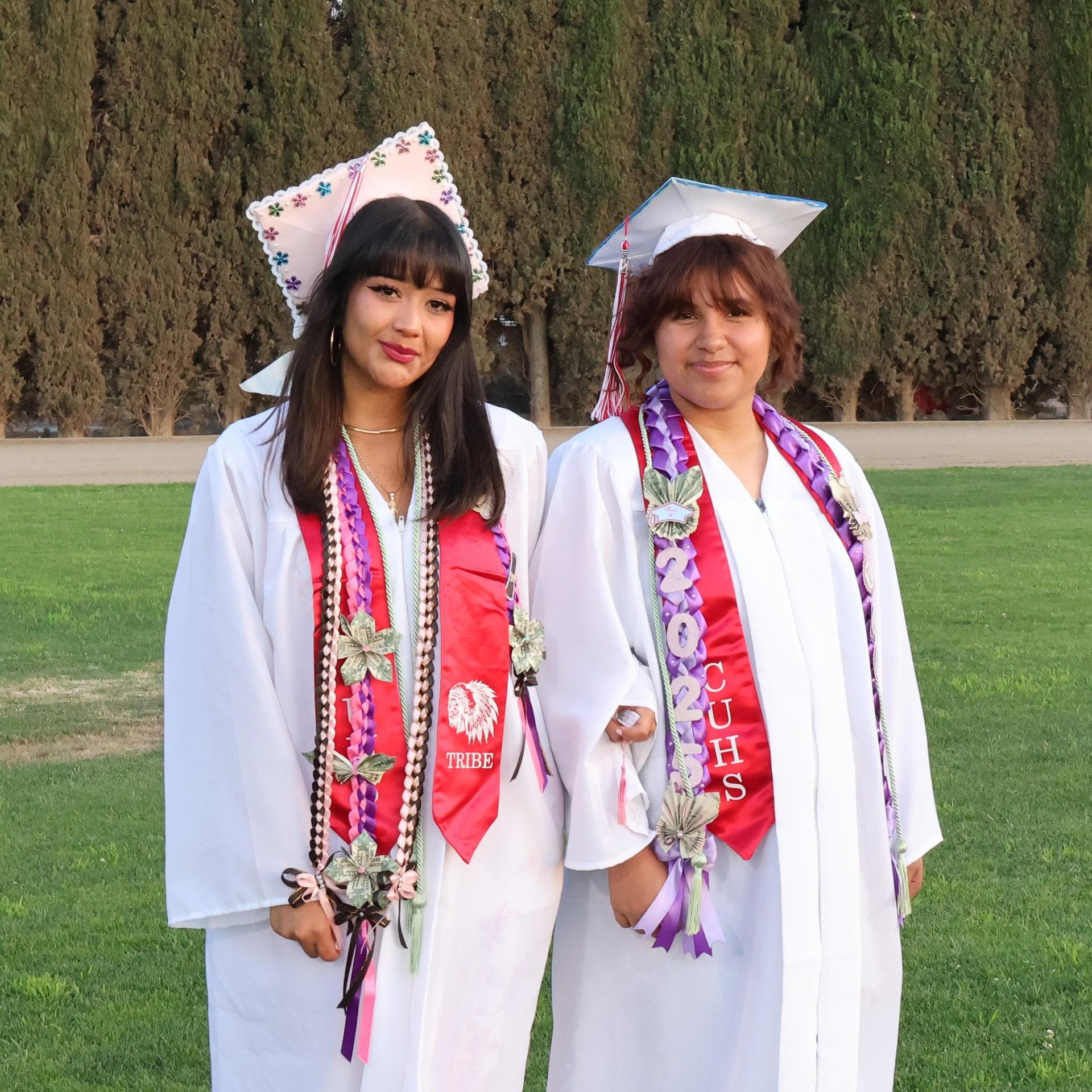 seniors posing together before walking in to graduation