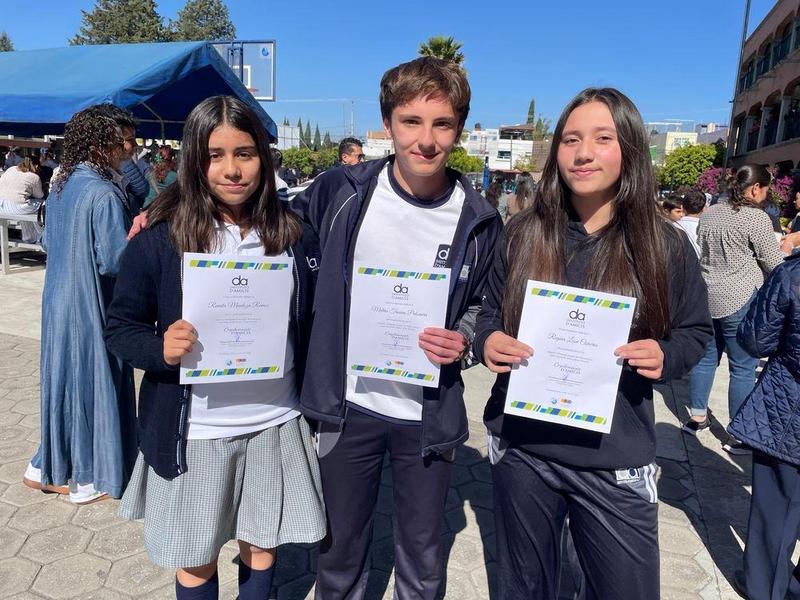 ¡Muchas felicidades a nuestros estudiantes de Secundaria! Featured Photo