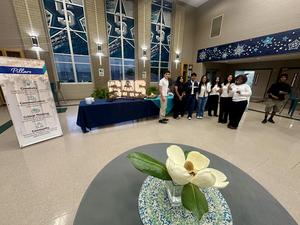 Crowd peruse student projects