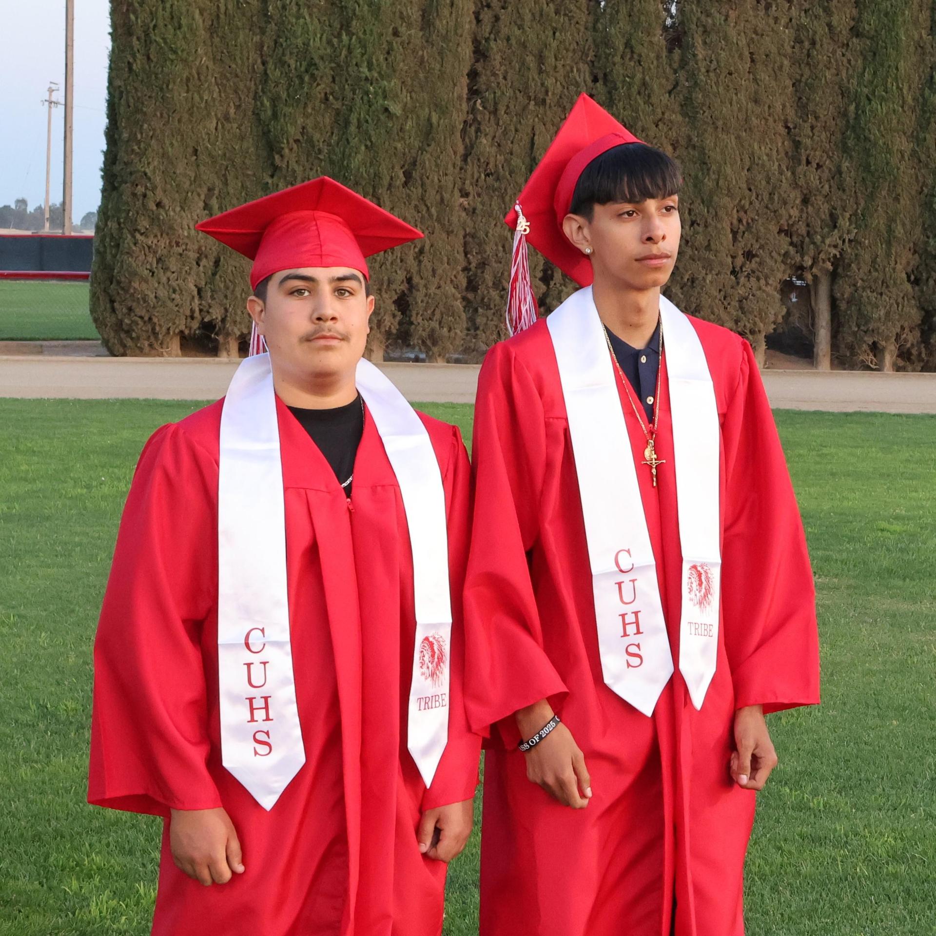 seniors posing together before walking in to graduation