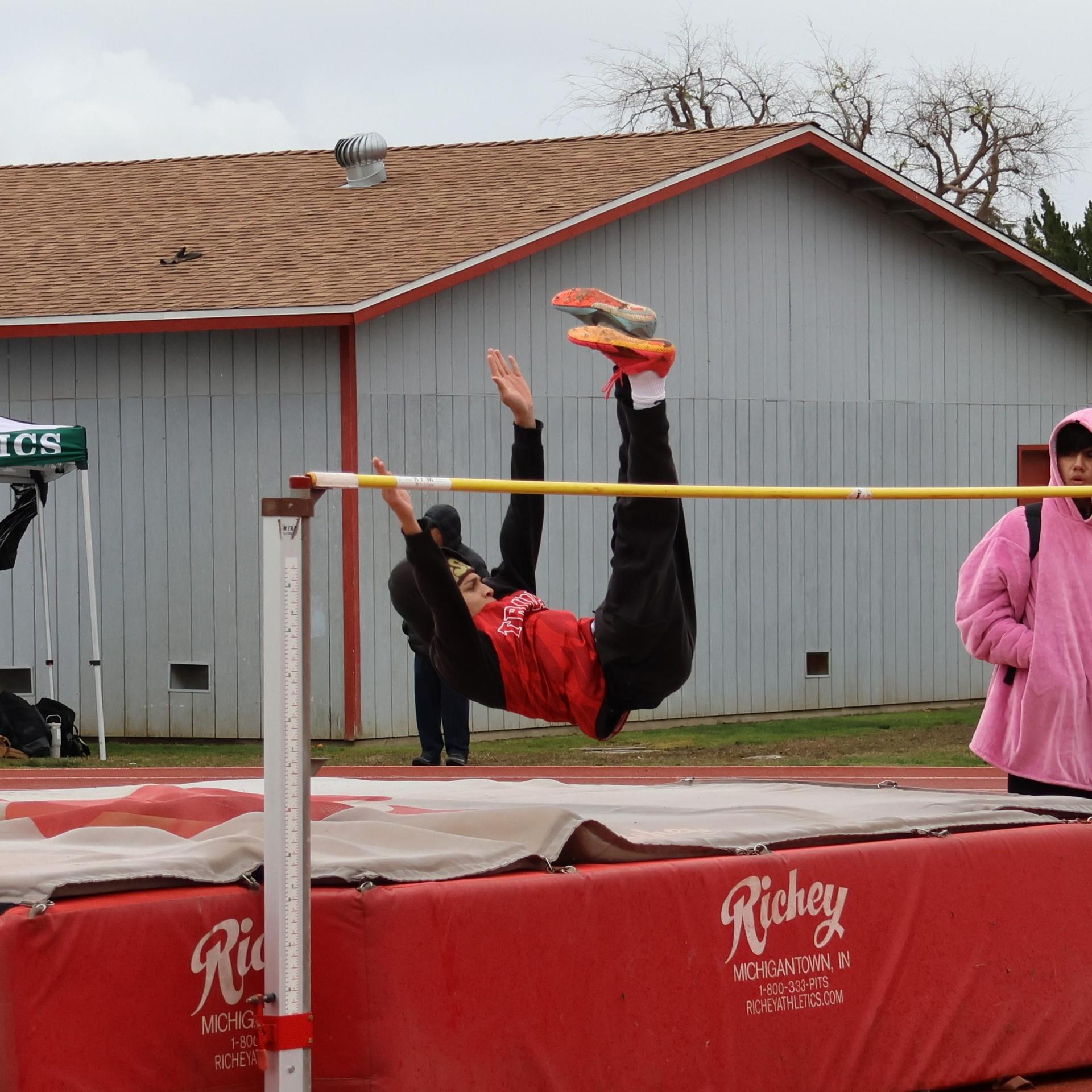 varsity boys high jumping