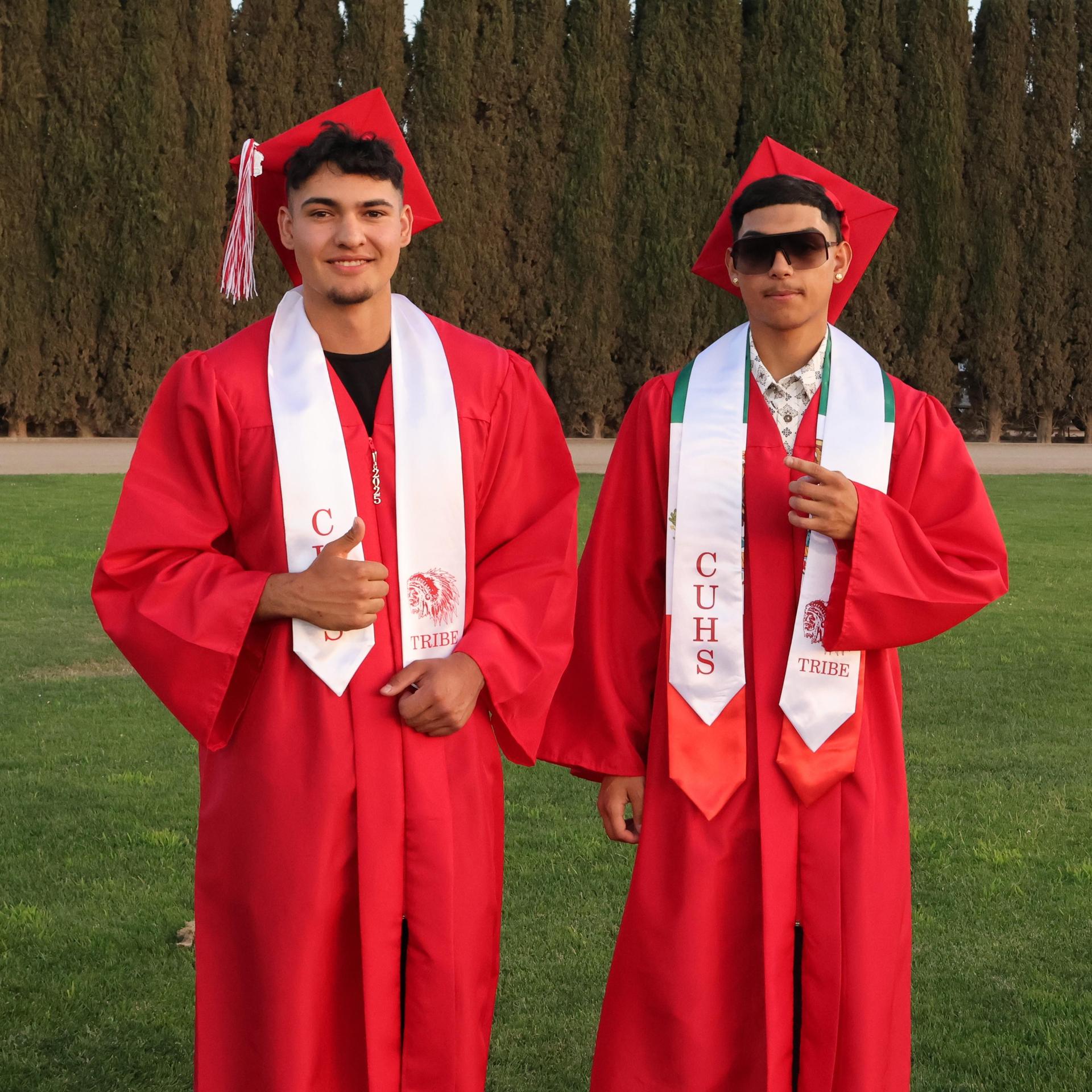 seniors posing together before walking in to graduation