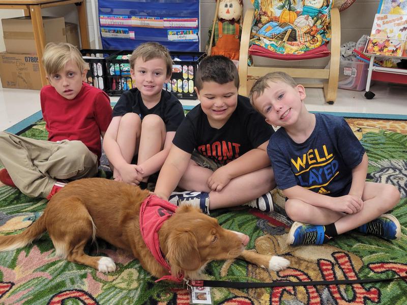 Picture of students with HABIT RUFF Reading dog Tiva