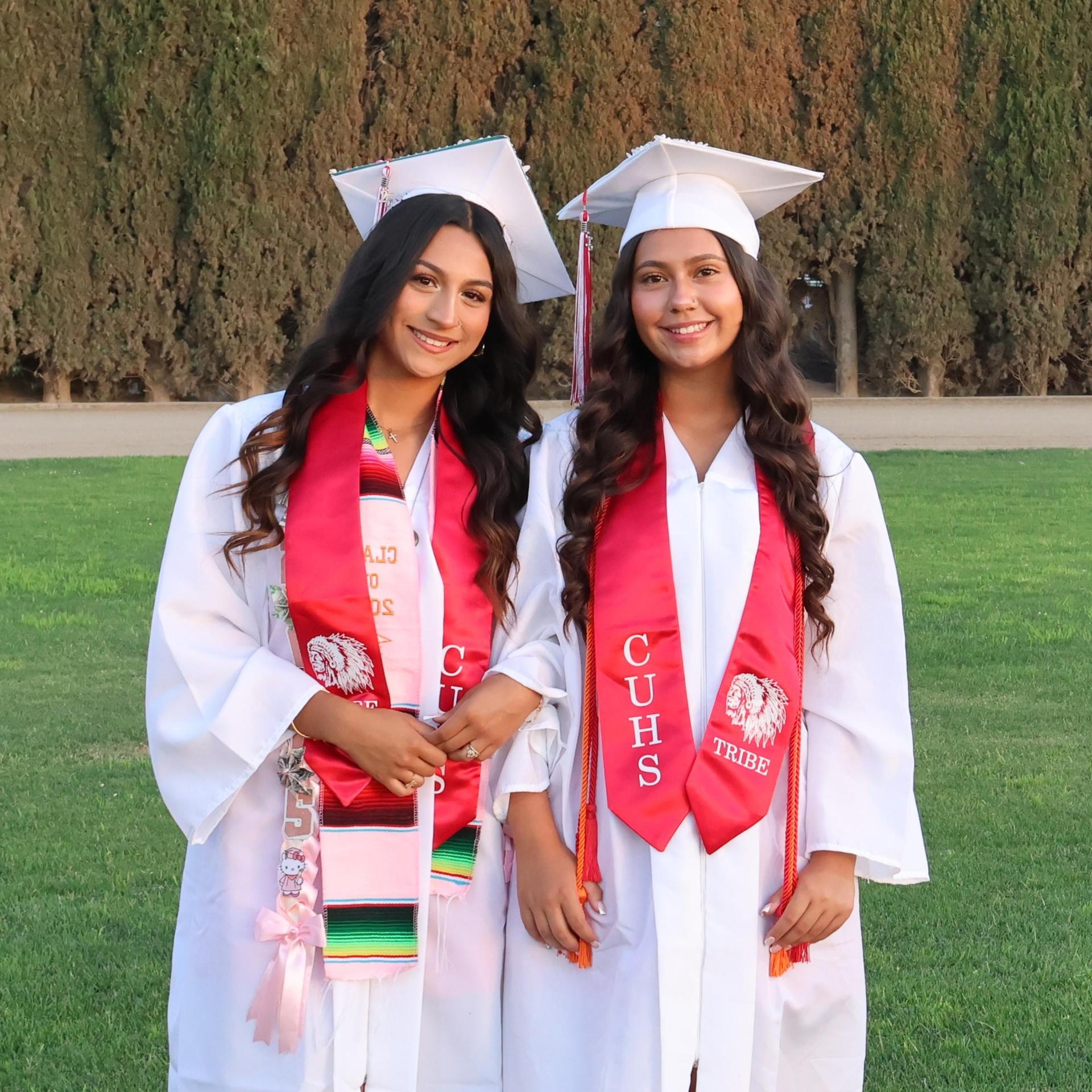 seniors posing together before walking in to graduation