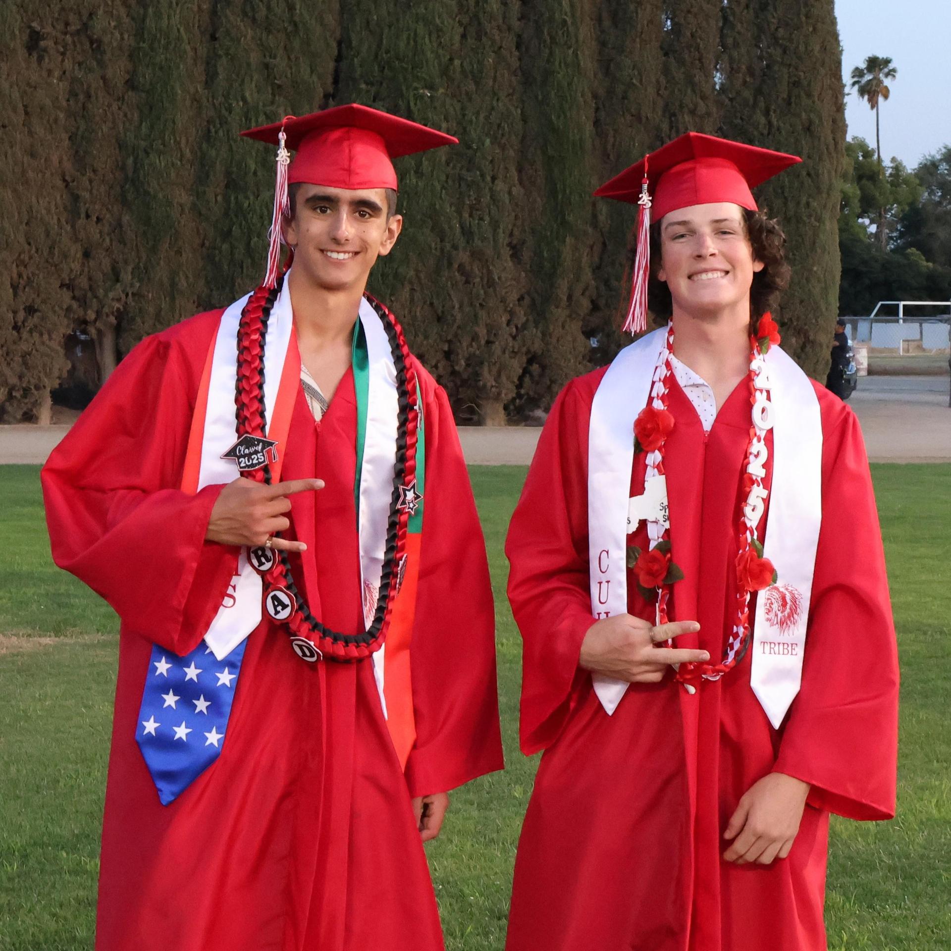 seniors posing together before walking in to graduation