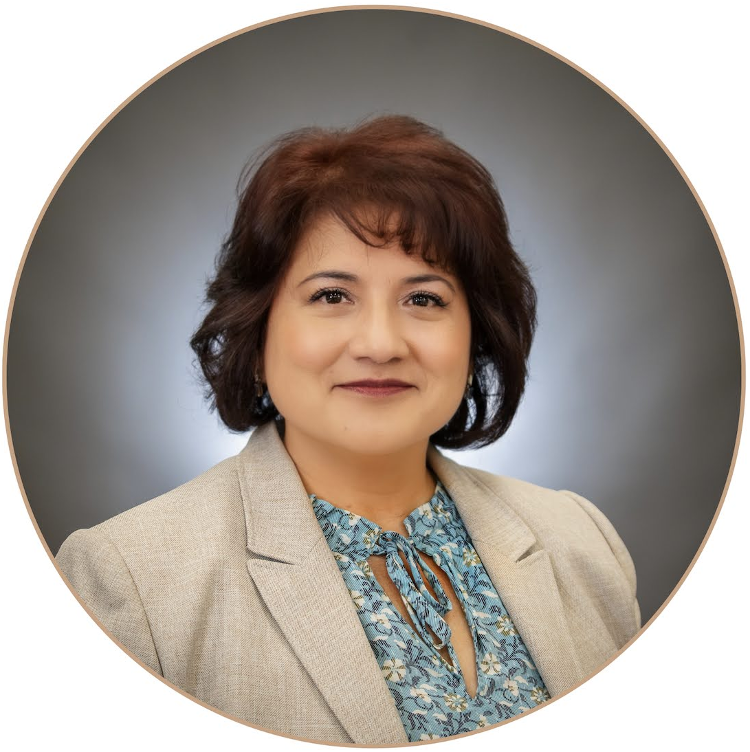mayra headshot photo