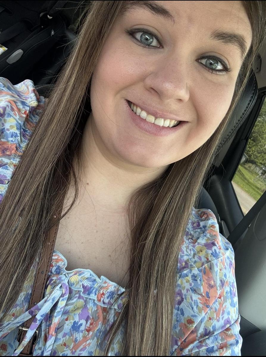 Selfie of Taylor Rose smiling in her car