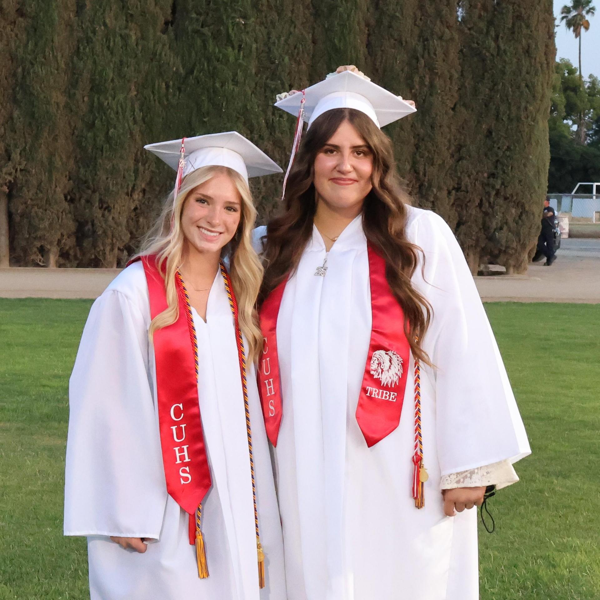 seniors posing together before walking in to graduation