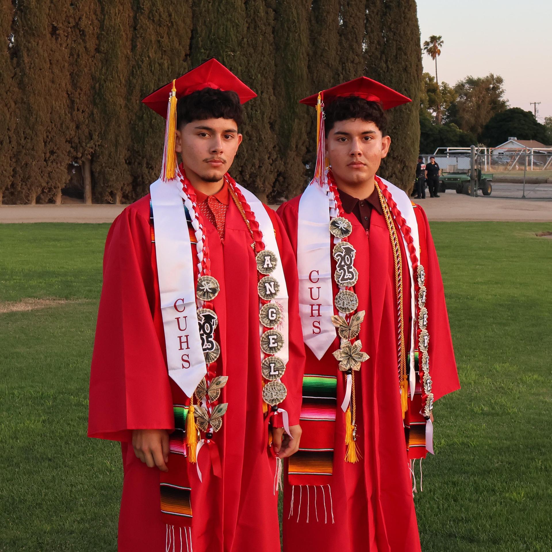 seniors posing together before walking in to graduation