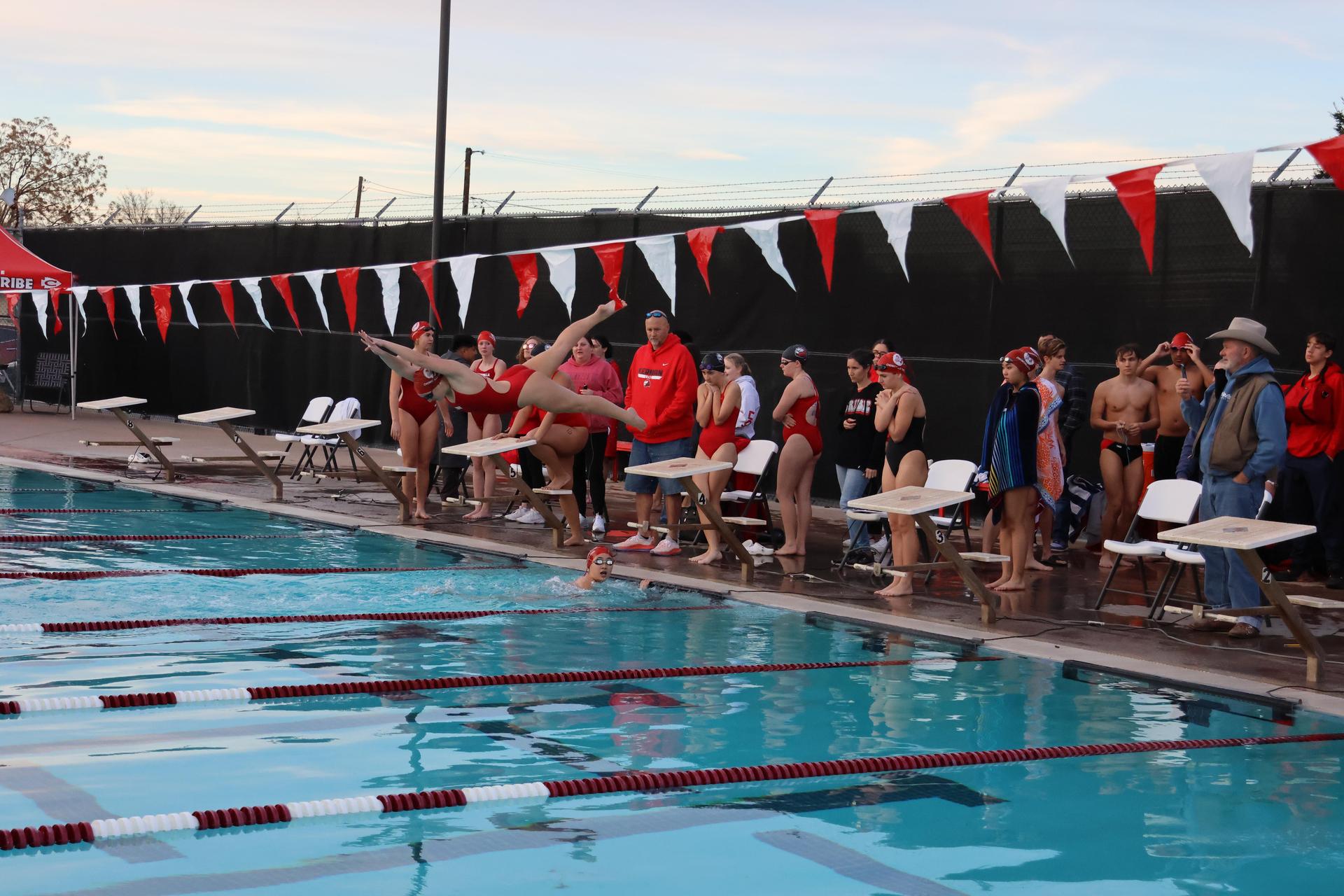 girls swimmers competing in the 400 free relay