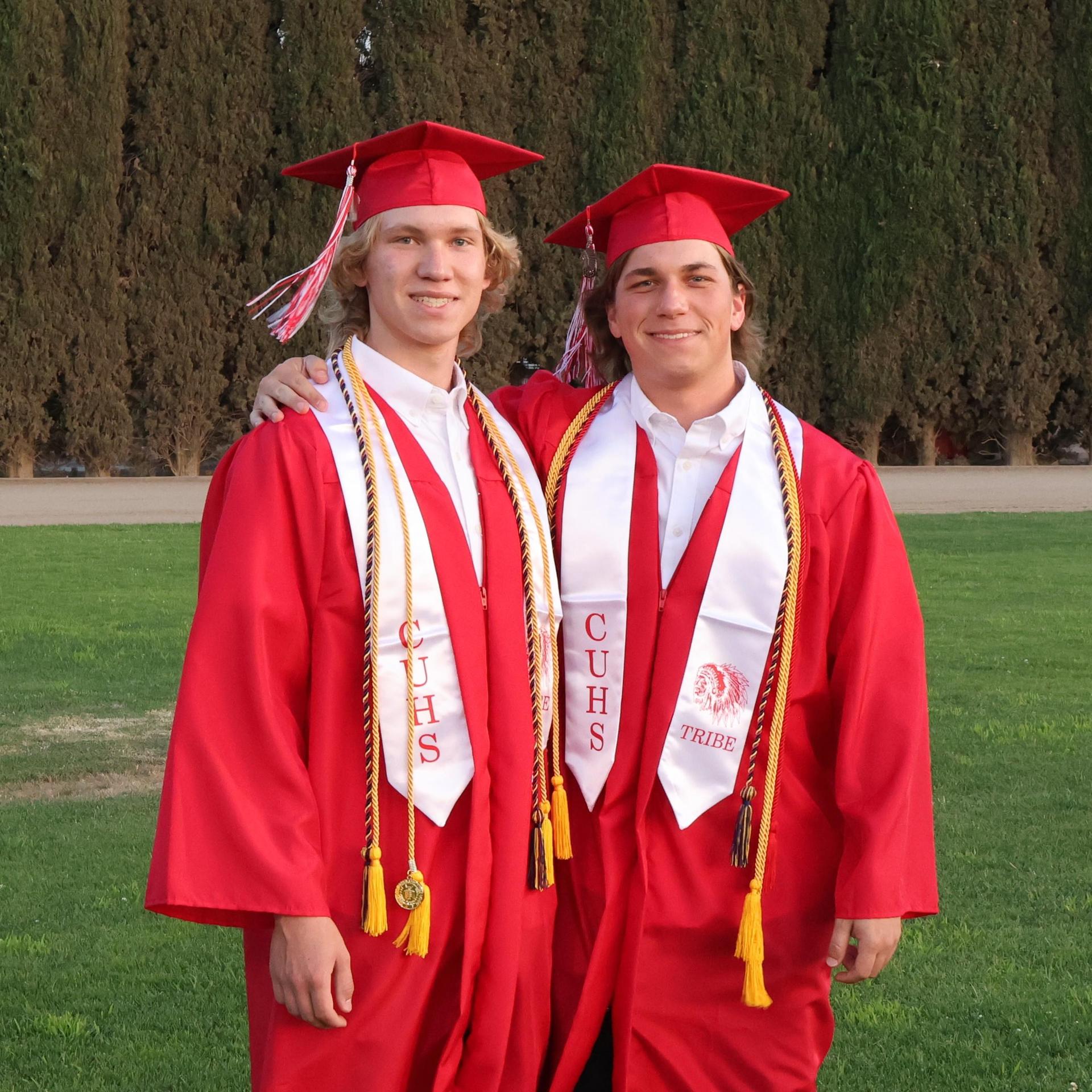 seniors posing together before walking in to graduation