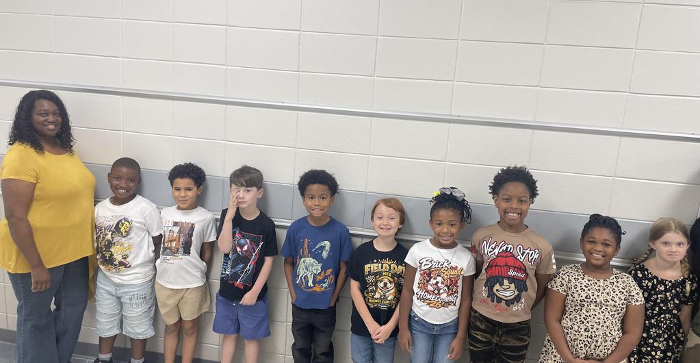 Students supporting Thomson Bulldogs by wearing black and gold!