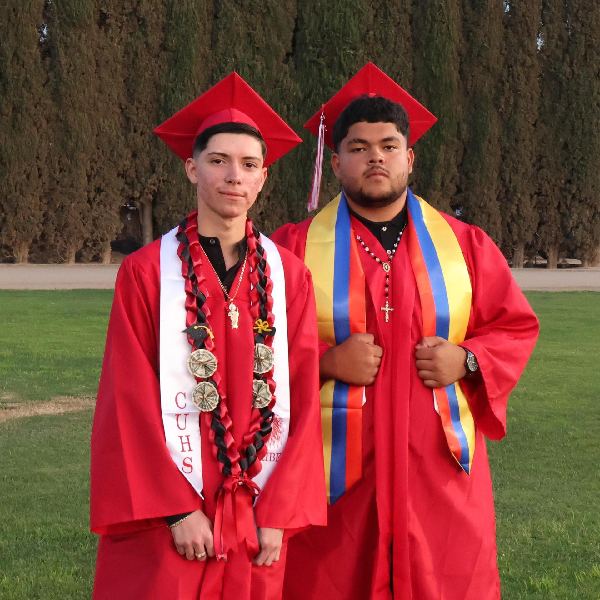 seniors posing together before walking in to graduation