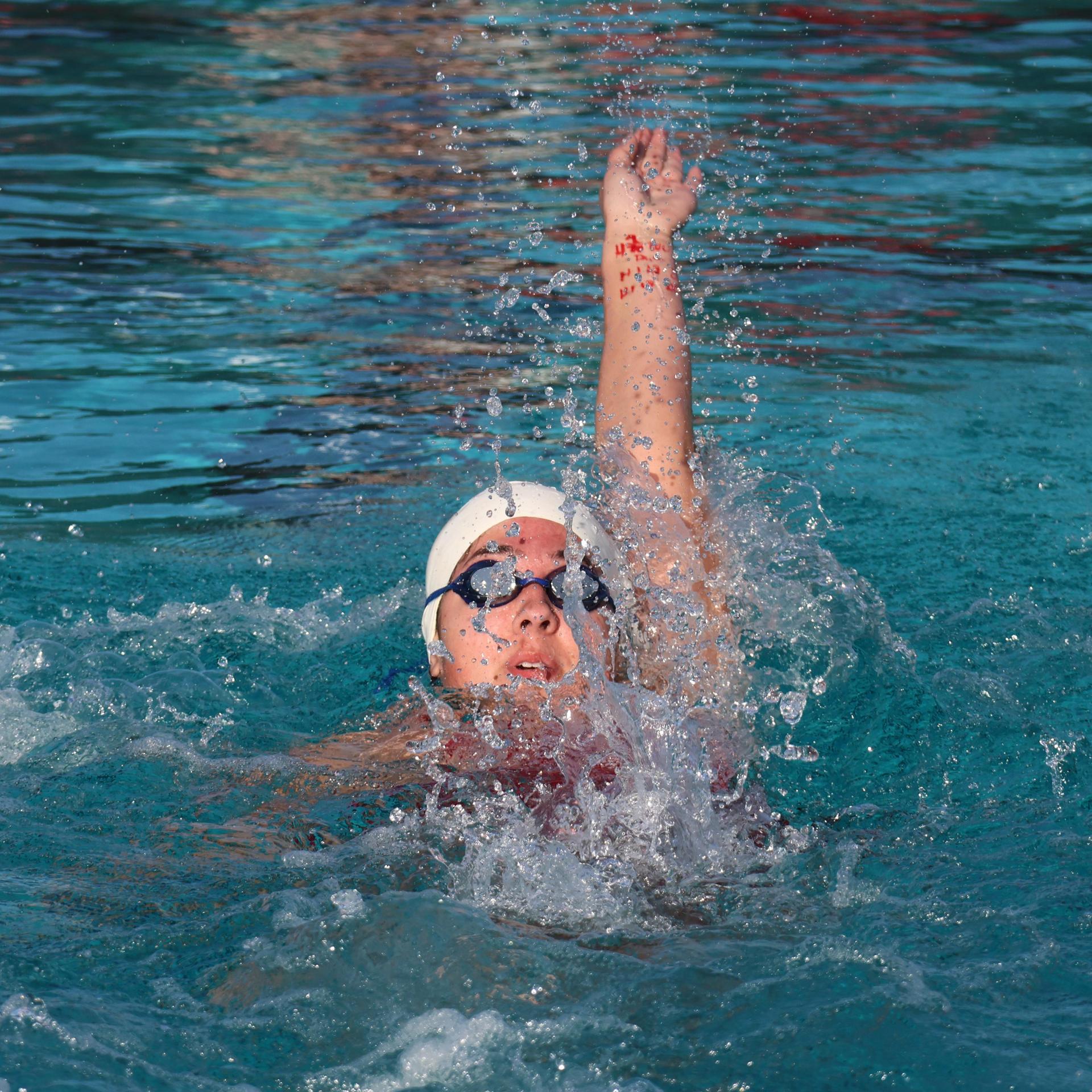 Natalia Orozco swimming