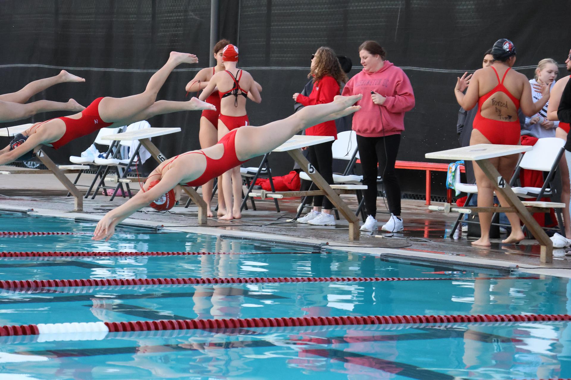 girls swimmers competing in the 400 free relay