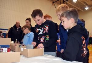 students looking at dioramas based on the movie Home Alone