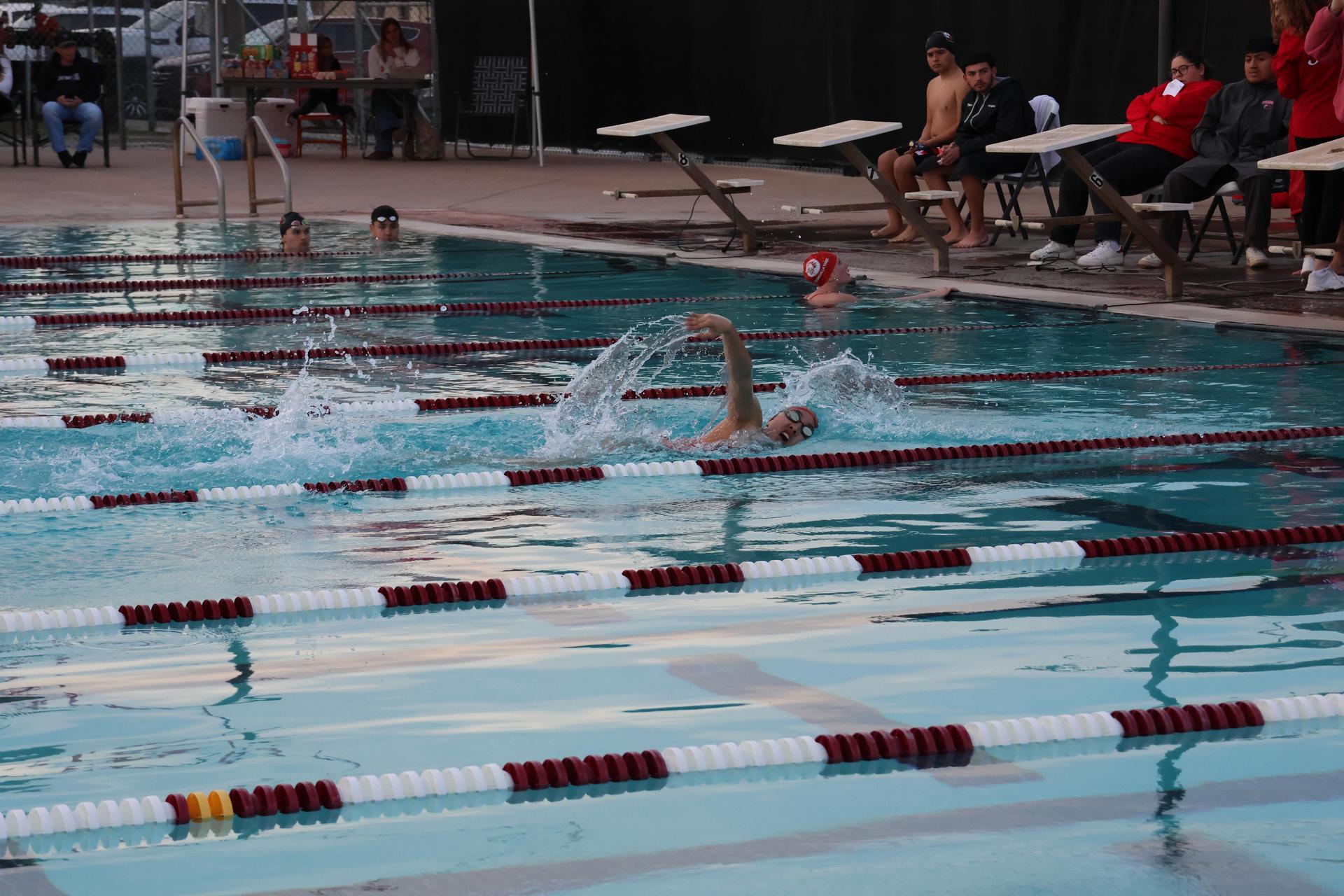 girls swimmers competing in the 400 free relay