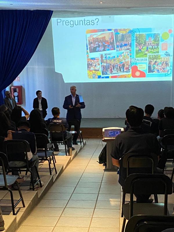 Fomentamos competencias académicas de calidad Internacional