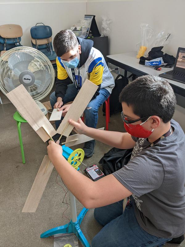 Career Exploration - Labs in action / Exploración de carrera: laboratorios en acción Featured Photo
