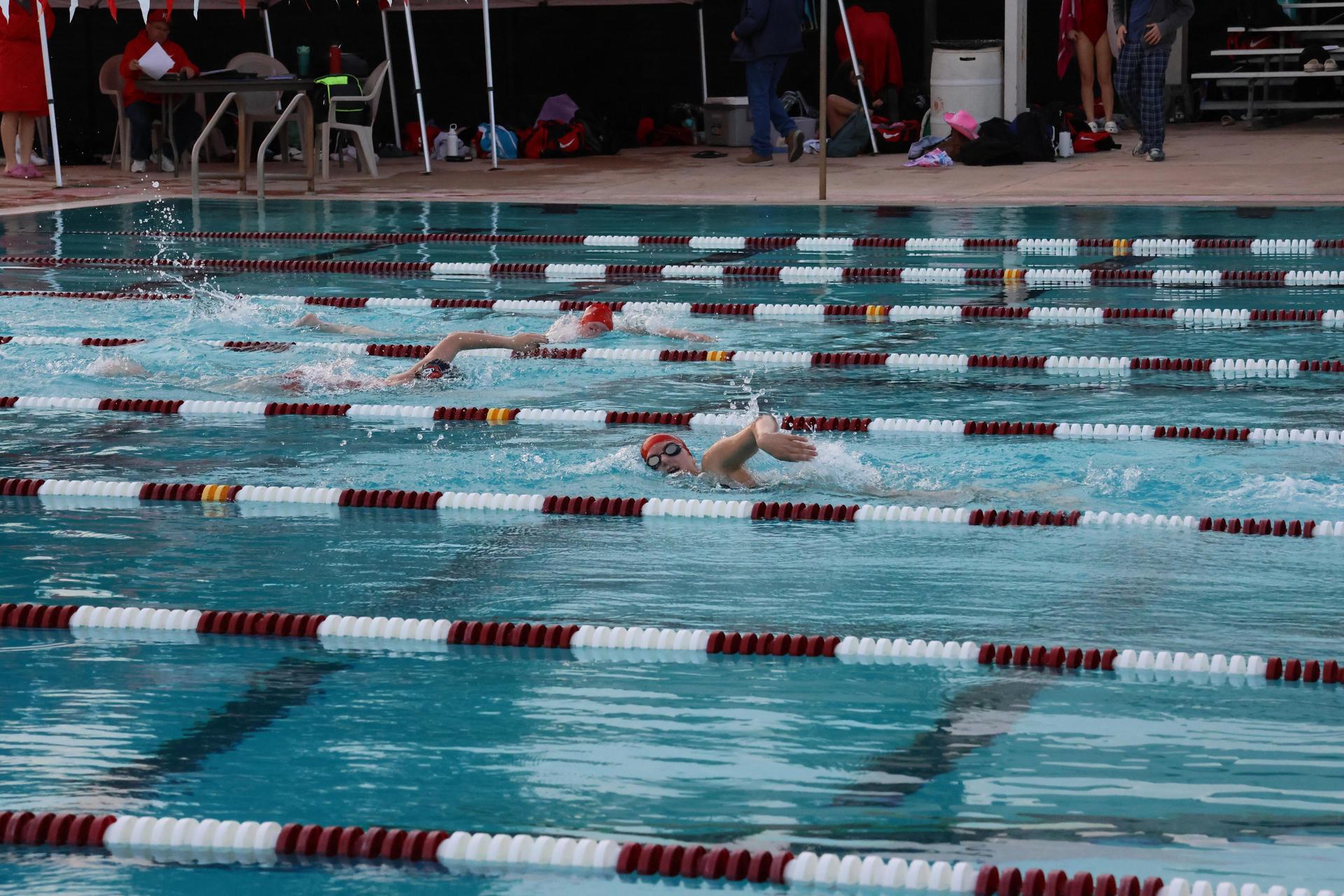 girls swimmers competing in the 400 free relay