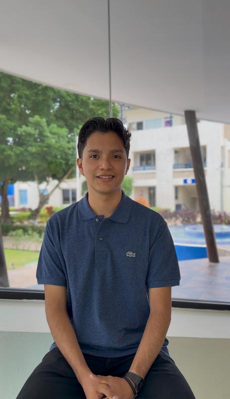 Exalumno de CUAM crea emprendimiento innovador a base de chile y chapulín