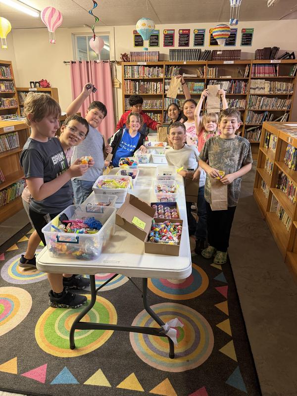 Group of kids choosing prizes.