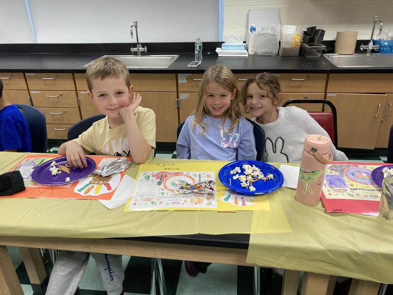 children celebrating thanksgiving with food