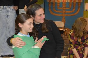 A mother wraps up her daughter in the minute to win int competition.