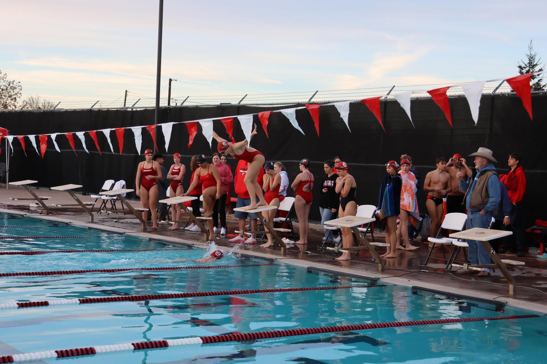 girls swimmers competing in the 400 free relay