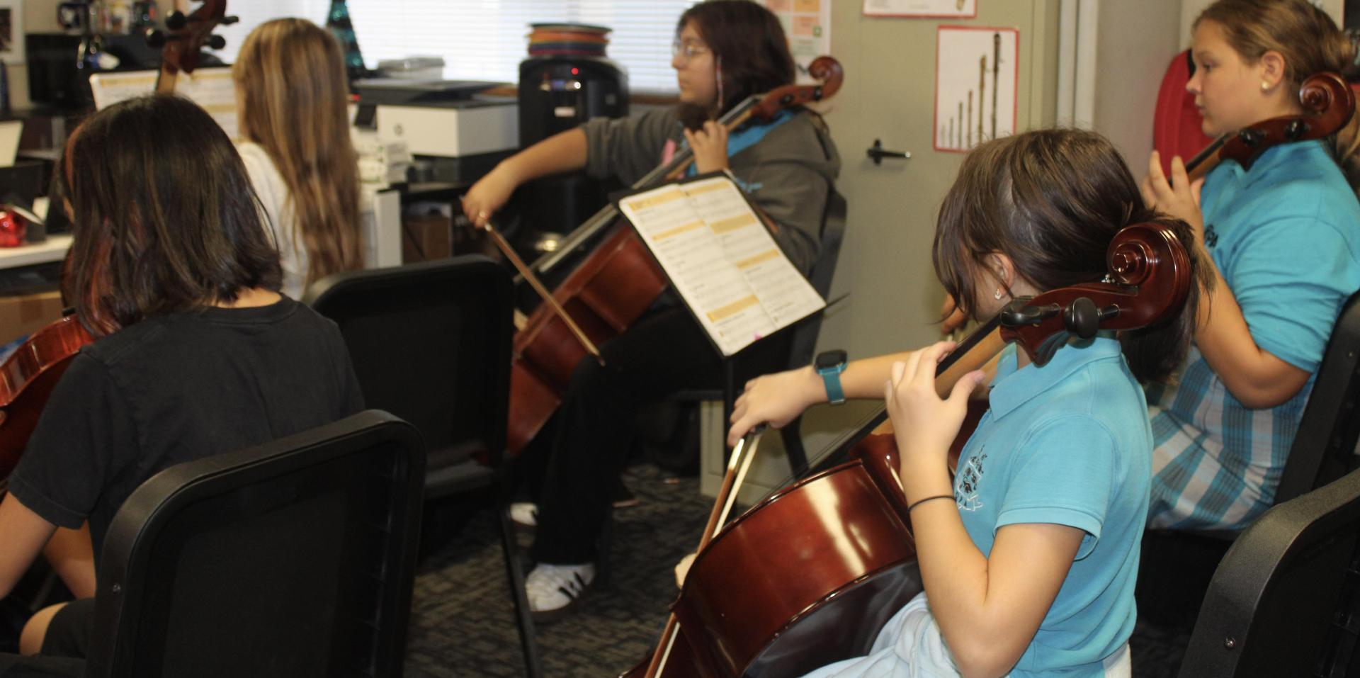 girl playing the violin