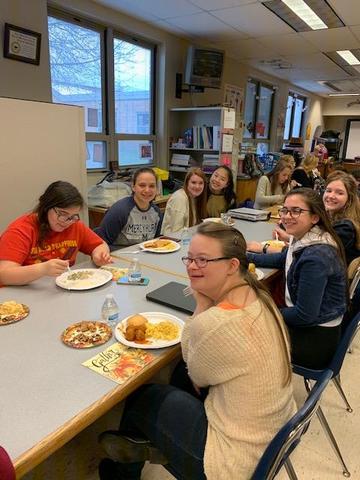 pic of kids eating Thanksgiving dinner together