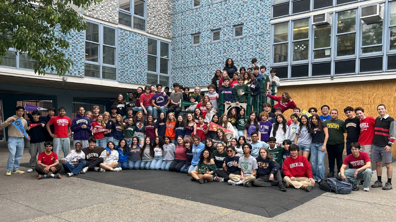 Senior Class photo in Courtyard.