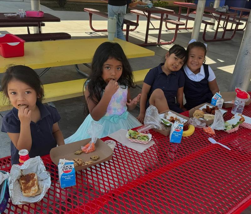 Garza students eating lunch