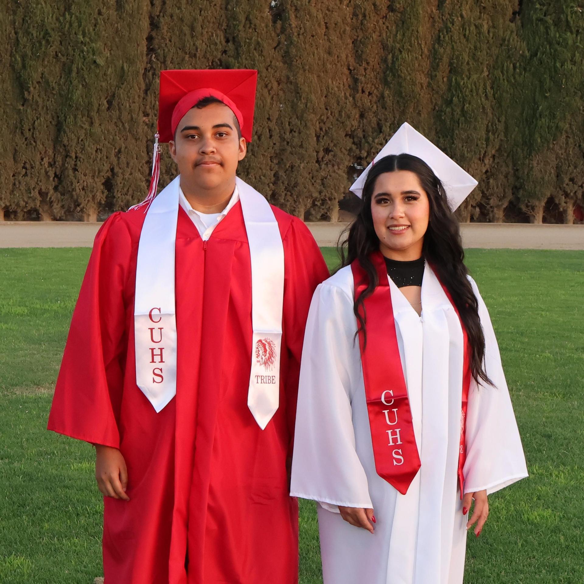 seniors posing together before walking in to graduation
