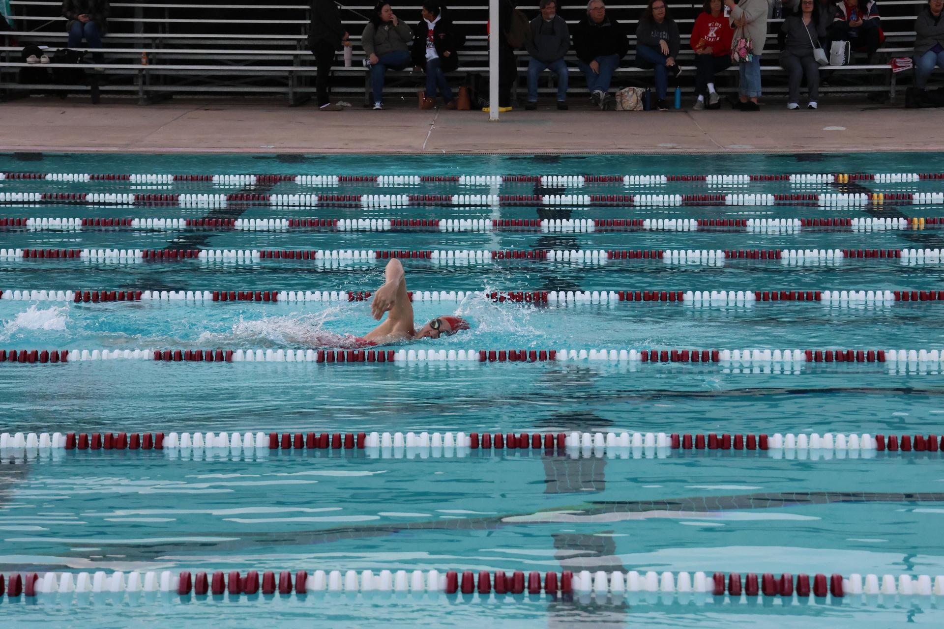 girls swimmers competing in the 400 free relay