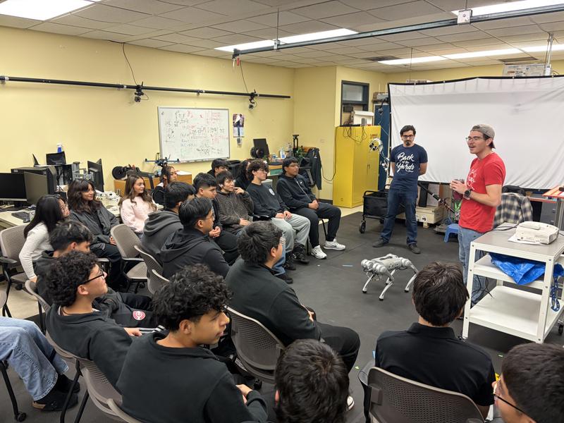 Engineering Students Visit UIC Featured Photo